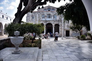 Η ιστορία της Παναγίας της Εκατονταπυλιανής
