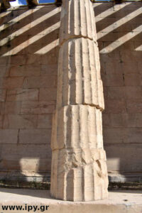 αρχαία κολώνα κουνημένη από σεισμό 