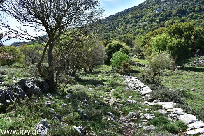 Μονοπάτι από Οροπεδίου Λασιθίου προς Τσούλη μνήμα