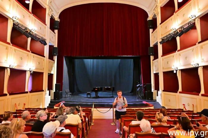 Το-Θέατρο-Απόλλων-της-Ερμούπολης-στην-Σύρου-1
