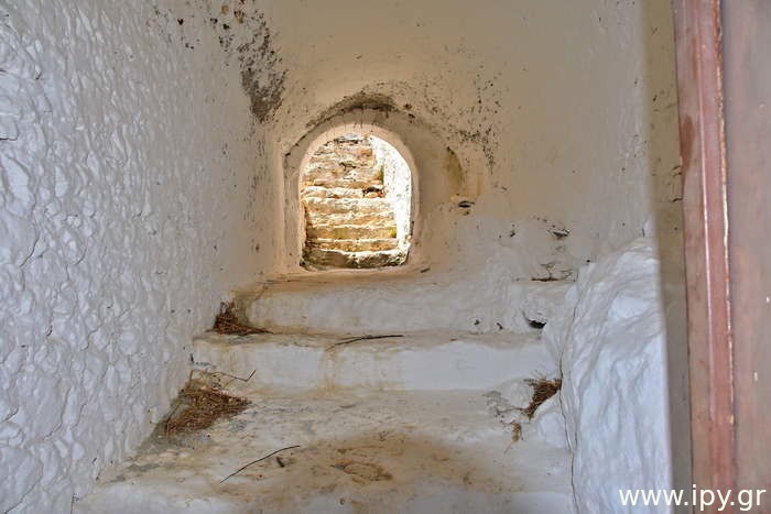 Agios-Ioannis-Theologos-o-en-krimno-Kythiron-3
