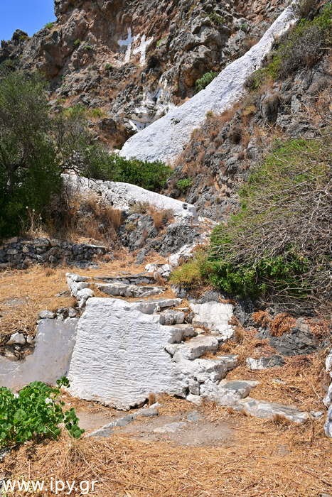 Agios-Ioannis-Theologos-o-en-krimno-Kythiron-4