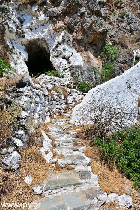 Agios-Ioannis-Theologos-o-en-krimno-Kythiron-5